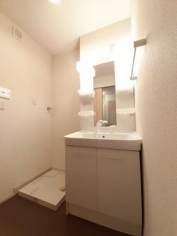 フォルムＭモデナ　Ⅲの洗面所|明るい洗面所です