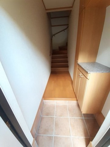 グリューンヴァルトＡの玄関|明るい玄関です