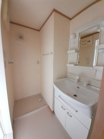 グリューンヴァルトＡの洗面所|広い洗面スペース