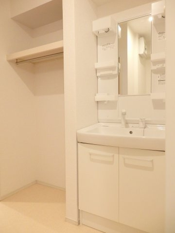 パルハーモニーⅡの洗面所|ゆったりとスペースのある洗面所