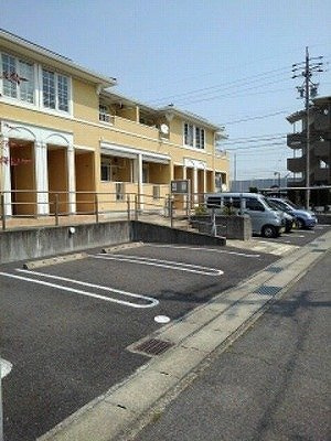 プラシード　カーサの駐車場|車をお持ちの方に嬉しい駐車場付きの物件です