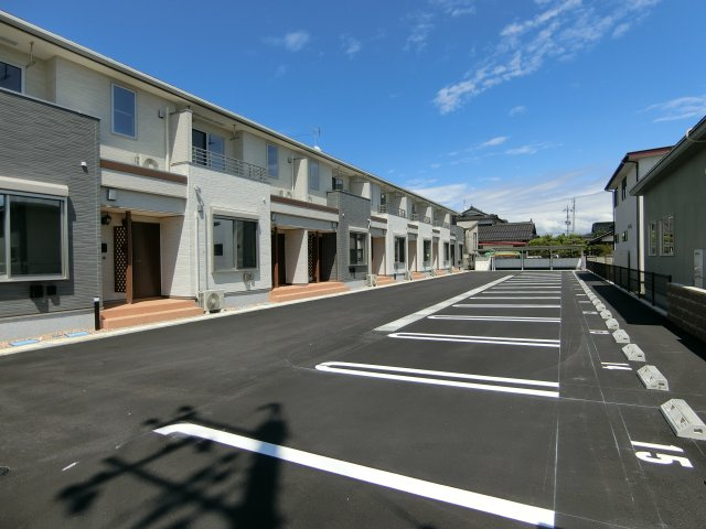 アースメゾンの駐車場