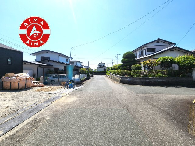 糟屋郡宇美町とびたけ3丁目第2-1棟（1号棟）の前面道路含む現地写真|前面道路は閑静な住宅地をはしる車通りの少ない道路。お車の出し入れが苦手なママや小さなお子様にも安心ですね。しっかり舗装もされているので、ベビーカーや自転車で通っても快適に通行できます。