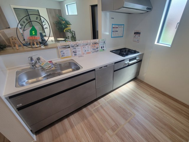 糟屋郡宇美町とびたけ3丁目第2-1棟（1号棟）の内観：施工例|キッチン。グリル・食器洗い乾燥機・浄水器も完備。
