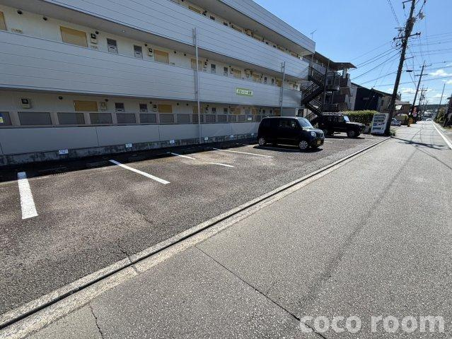 グローリー尚徳の駐車場