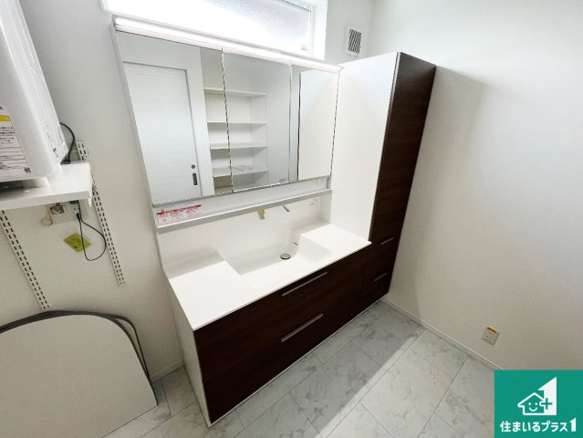 神戸市西区竜が岡　新築一戸建ての独立洗面台|清潔感のある洗面台です。フラットな鏡は掃除がしやすく毎日清潔！鏡裏には収納があるのでスッキリとした洗面台が保てます。