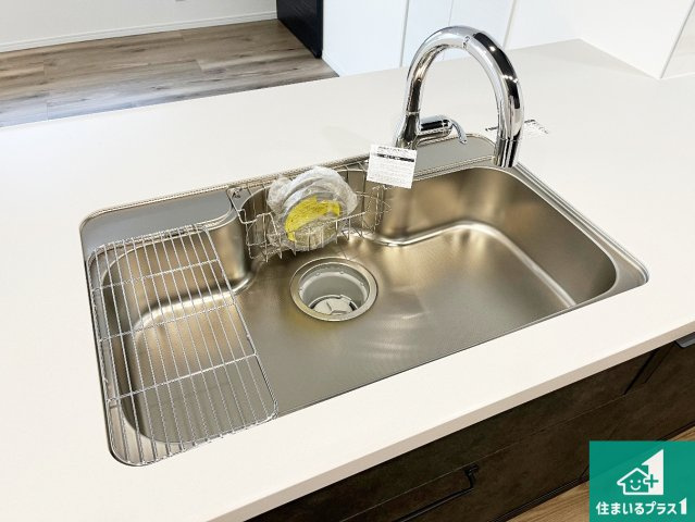 神戸市西区竜が岡　新築一戸建ての設備|蛇口の先端に浄水器を内蔵しています！原水と浄水、お湯と冷水、シャワーの切替えがワンタッチなので用途によって使い分けられます。