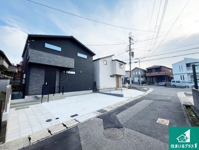 神戸市西区竜が岡　新築一戸建ての前面道路含む現地写真|周辺は閑静な住宅街！前面道路広々で車の出し入れも便利です。駐車が苦手な方でも安心して車庫入れできます！