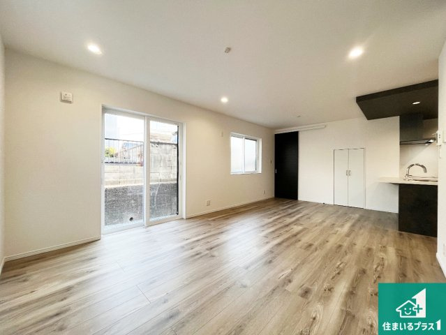 神戸市西区竜が岡　新築一戸建ての居間・リビング|日当たり良好の明るいリビングで朝の目覚めもスッキリできそう！対面キッチンでご家族のコミュニケーションも自然と増える設計！小さなお子様が遊ぶスペースを作っても広々とくつろげるLDK！