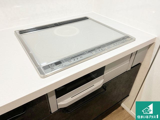 神戸市西区竜が岡　新築一戸建ての設備|火を使わないので、安心なＩＨコンロ！でこぼこが無い構造なので、掃除もしやすく清潔に保てます！