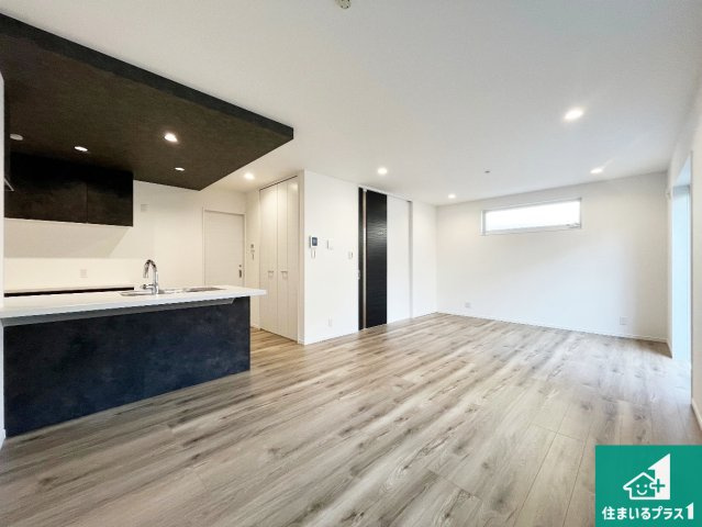 神戸市西区竜が岡　新築一戸建ての居間・リビング|子供を見守りながらお料理が出来るため家族のコミュニケーションか増えます♪スペースが広く確保されている為お子様が大きくなったときは一緒に料理を楽しめます♪