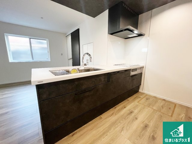 神戸市西区竜が岡　新築一戸建てのキッチン|リビングと統一感があり、使い勝手のいいキッチン。広々としているので、二人並んで作業が出来ちゃいます。お子様と一緒に色々なお料理に挑戦できるスペースがあります。