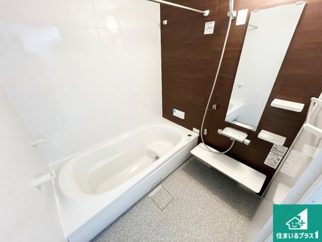 神戸市西区竜が岡　新築一戸建ての浴室|足をゆったり伸ばして寛げる浴槽です。窓が設けられていますので差し込む光が明るく穏やかな雰囲気にしてくれます♪浴室乾燥機も設置しているので、雨の日の洗濯物も安心です♪