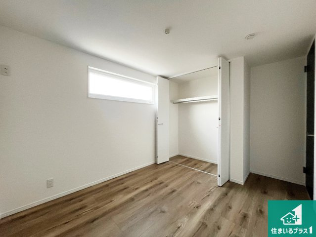 神戸市西区竜が岡　新築一戸建ての洋室|寝室は心地よい眠りについてもらいたくて、シンプルかつ開放的な空間な設計にしています！大きな窓から差し込む日が心地いいです♪