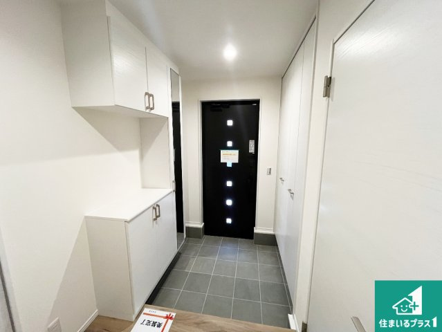 神戸市西区竜が岡　新築一戸建ての玄関|シューズボックスにはたくさんの靴が収納できるので玄関周りはいつもスッキリ！ご家族が増えても安心！