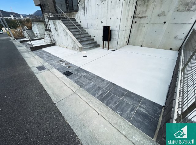 神戸市北区山の街　新築一戸建ての前面道路含む現地写真|周辺は閑静な住宅街！前面道路広々で車の出し入れも便利です。駐車が苦手な方でも安心して車庫入れできます！