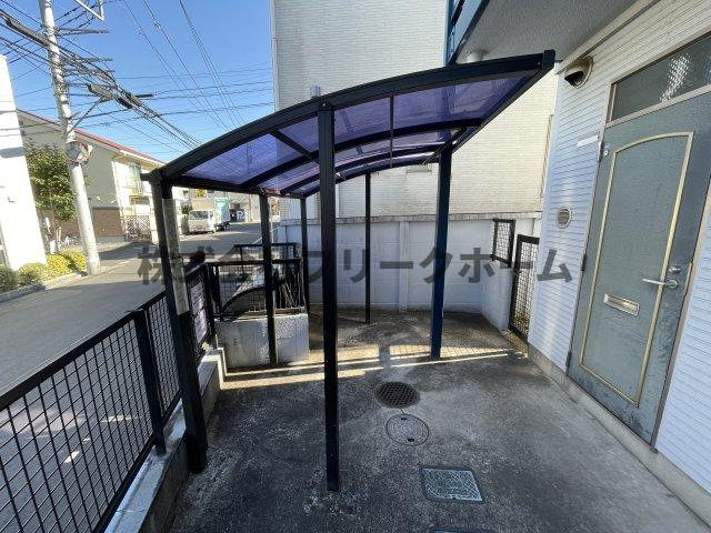 三鷹市井の頭１丁目のアパートのエントランス