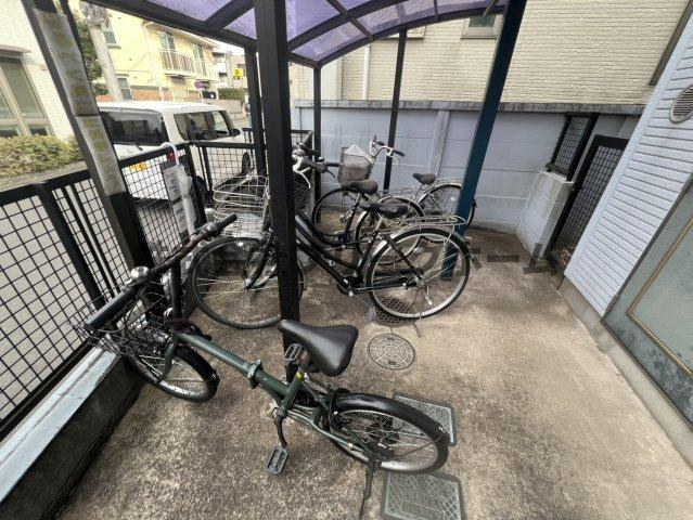 三鷹市井の頭１丁目のアパートの駐車場