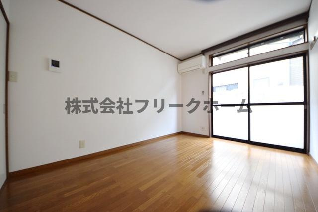 三鷹市井の頭１丁目のアパートの居間・リビング