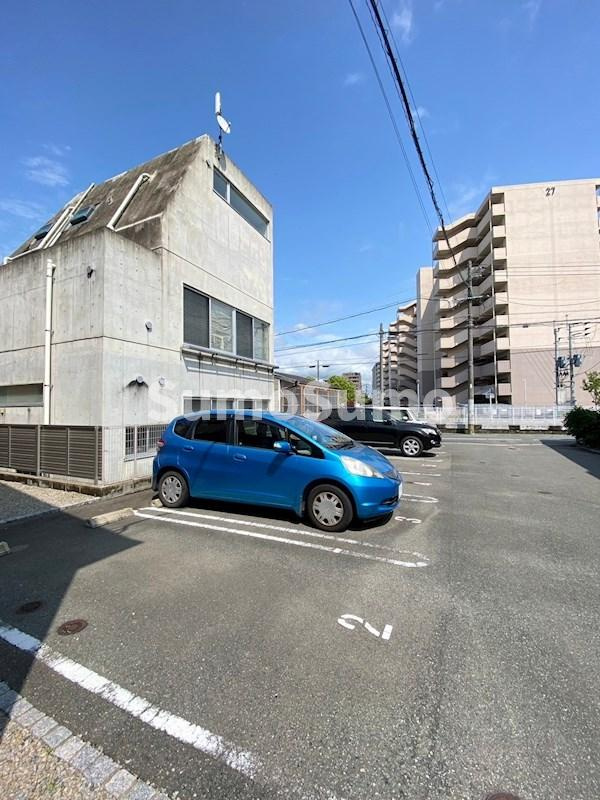 D-room西新の駐車場
