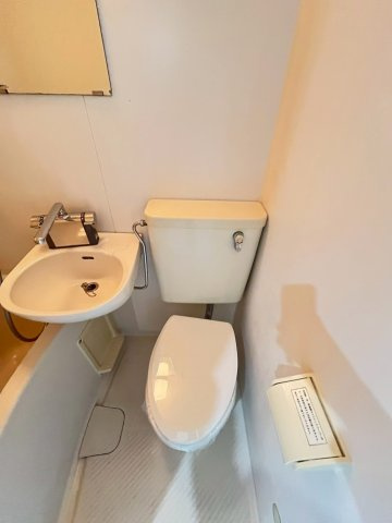 ルネサンス尼崎のトイレ|落ち着いた色調のトイレです