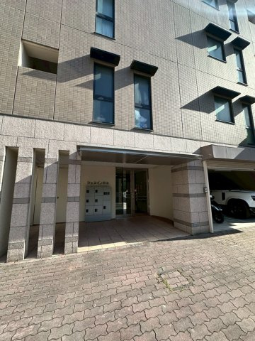 ジェヌイン本山のエントランス