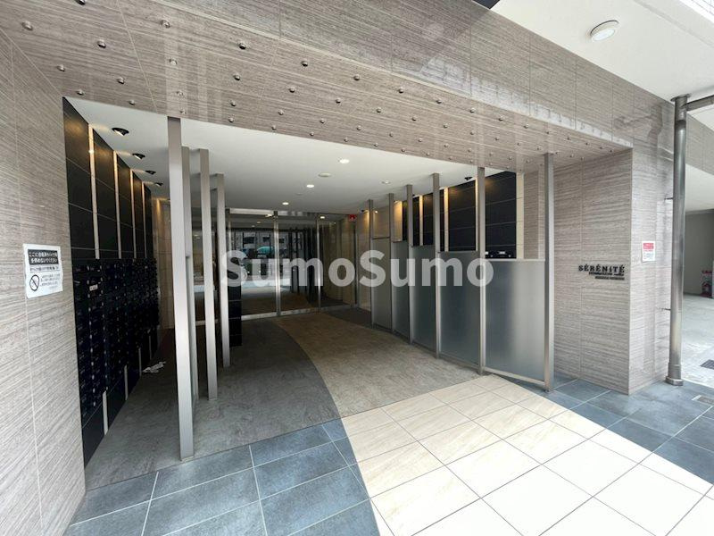 SERENiTE本町refletのエントランス|清潔なエントランスです