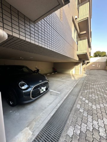 岡本シティハウスの駐車場