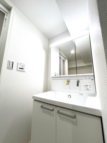 チサンマンション小笹の独立洗面台|個人的に、リフォームするならこだわりたいランキング第1位！！洗面です。収納豊富な3面鏡は朝の強い味方です☆