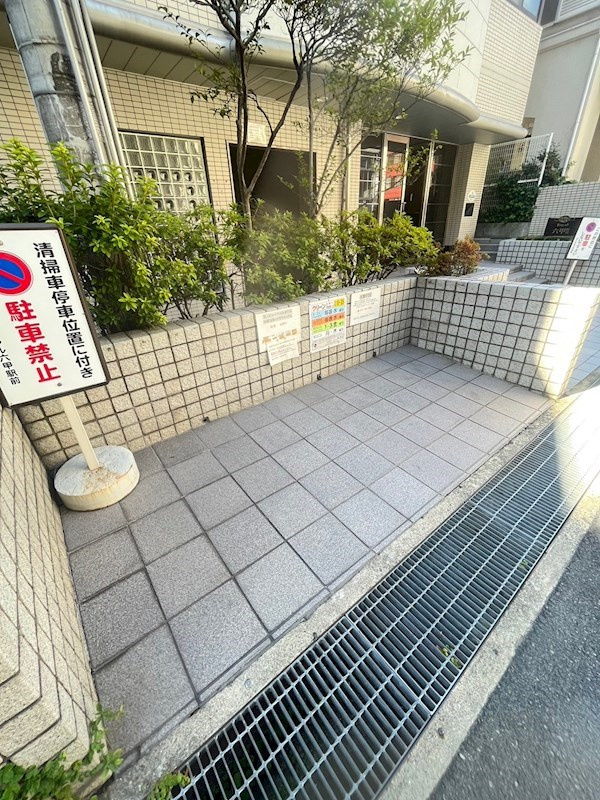 ロイヤル六甲駅前の外観