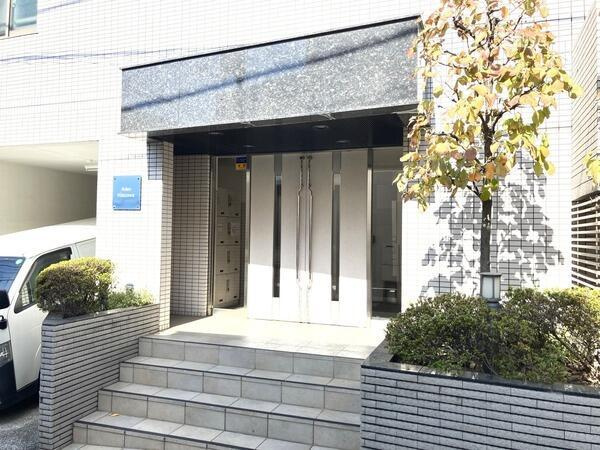 アーデン北沢の駐車場
