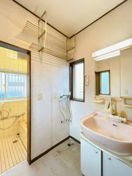 【中古】日高市下鹿山中古住宅の独立洗面台|朝の身支度に欠かせない洗面台です！