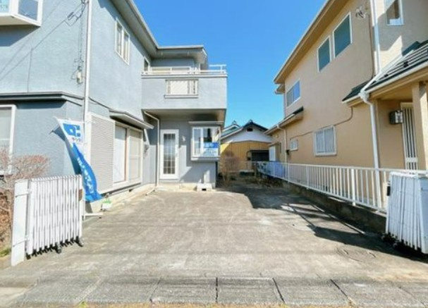 【中古】日高市下鹿山中古住宅の駐車場|駐車スペース２台停められます！