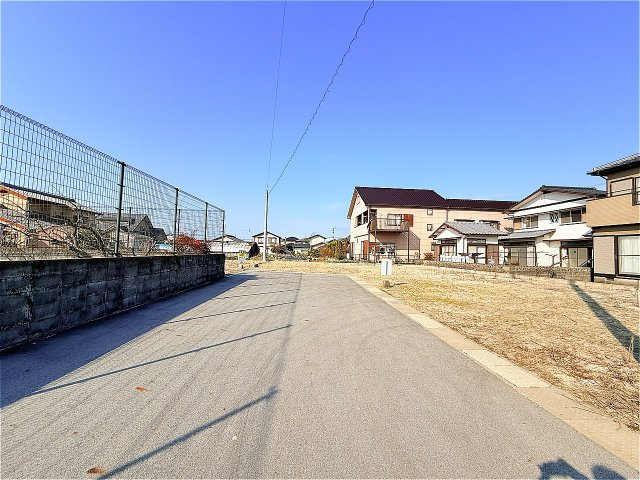 宅間田分譲地の前面道路含む現地写真