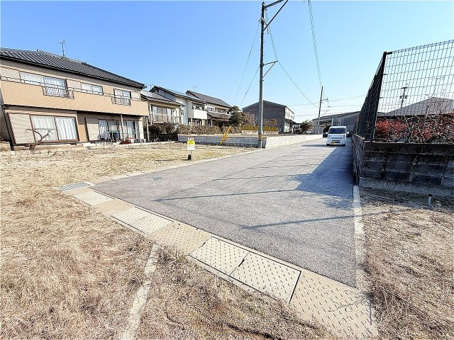 宅間田分譲地の前面道路含む現地写真