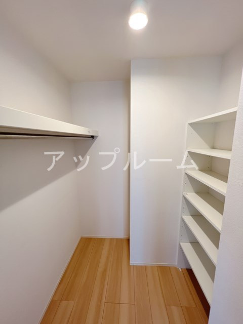 ブランドール勝川の居間・リビング