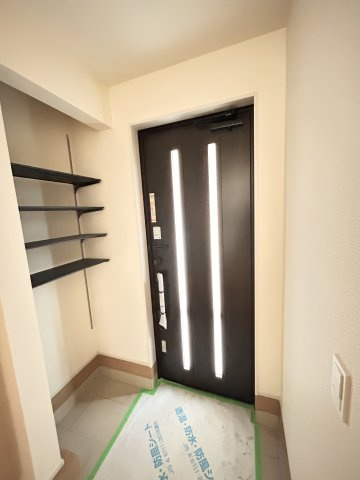  の玄関|〇1号棟　玄関〇
玄関がいつもすっきりときれいに片づく可変棚付きの玄関収納♪
扉付きのシューズボックスもあるので靴好きさんも安心です☆
※20206年4月撮影