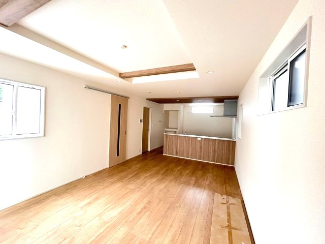  の居間・リビング|〇2号棟・LDK18帖〇
折り上げ天井が開放感を演出するお洒落な空間！対面キッチンで家族との会話も弾みます♪
温もりある木目調の内装も魅力的☆
※2026年4月撮影
