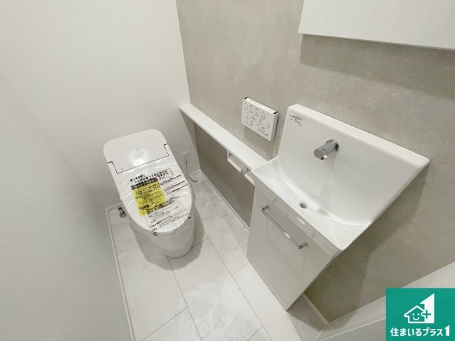 神戸市北区山の街　新築一戸建てのトイレ|1・2階の2ヶ所にあるので、朝の忙しい時間の順番待ちもなく、深夜の利用にも大変便利です。