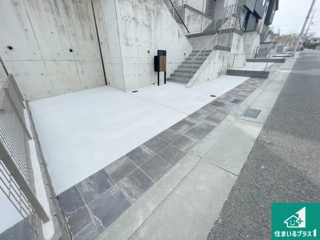 神戸市北区山の街　新築一戸建ての前面道路含む現地写真|周辺は閑静な住宅街！前面道路広々で車の出し入れも便利です。駐車が苦手な方でも安心して車庫入れできます！