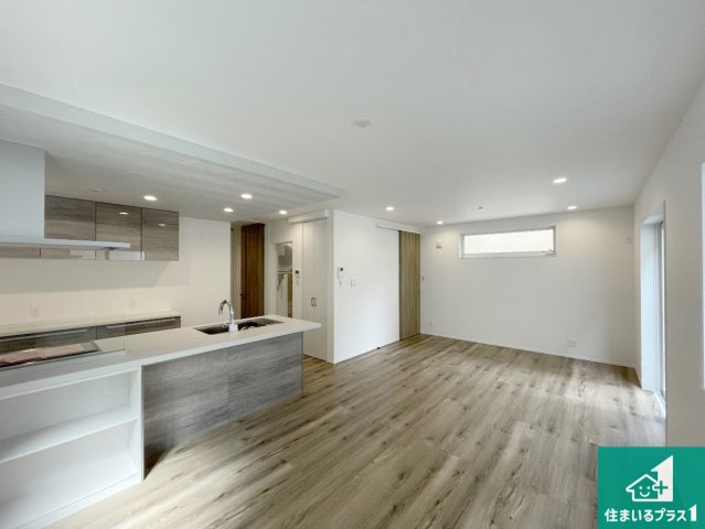神戸市北区山の街　新築一戸建ての居間・リビング|子供を見守りながらお料理が出来るため家族のコミュニケーションか増えます♪スペースが広く確保されている為お子様が大きくなったときは一緒に料理を楽しめます♪