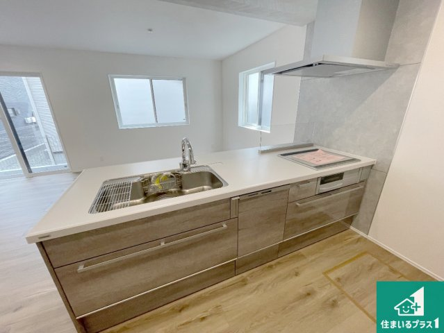神戸市北区山の街　新築一戸建てのキッチン|リビングと統一感があり、使い勝手のいいキッチン。広々としているので、二人並んで作業が出来ちゃいます。お子様と一緒に色々なお料理に挑戦できるスペースがあります。