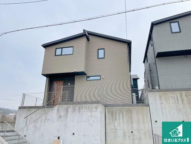 神戸市北区山の街　新築一戸建ての前面道路含む現地写真|周辺は閑静な住宅街！前面道路広々で車の出し入れも便利です。駐車が苦手な方でも安心して車庫入れできます！