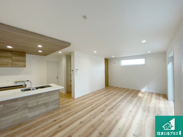 神戸市北区山の街　新築一戸建ての居間・リビング|日当たり良好の明るいリビングで朝の目覚めもスッキリできそう！対面キッチンでご家族のコミュニケーションも自然と増える設計！小さなお子様が遊ぶスペースを作っても広々とくつろげるLDK！