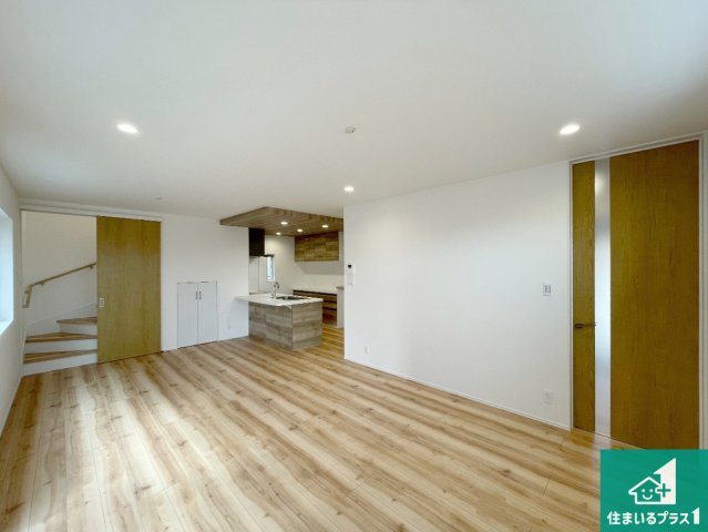 神戸市北区山の街　新築一戸建ての居間・リビング|シンプルなリビングは、観葉植物等のインテリアを楽しめますね！パパ好みにも、ママ好みにも家具次第で雰囲気を変えることができます！