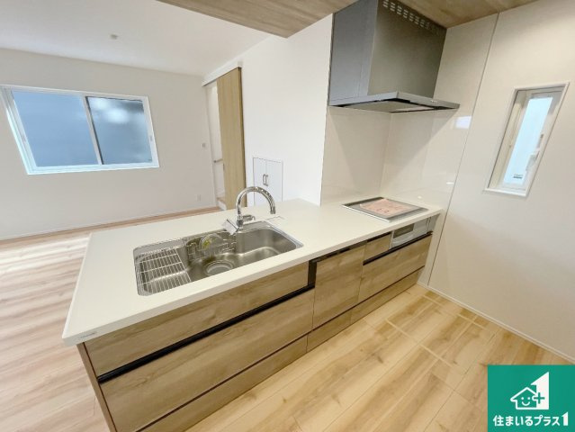 神戸市北区山の街　新築一戸建てのキッチン|リビングと統一感があり、使い勝手のいいキッチン。広々としているので、二人並んで作業が出来ちゃいます。お子様と一緒に色々なお料理に挑戦できるスペースがあります。