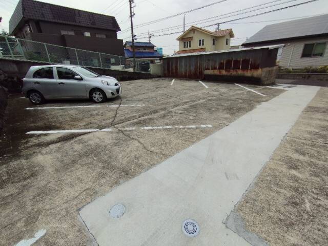 ヴィラ百々の駐車場