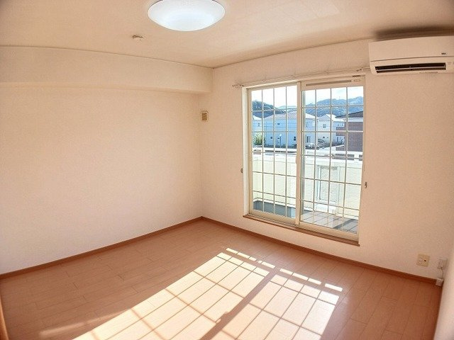 【居間・リビング】 | サンフラワー・アべニューＣ | ゆったりとした居間です