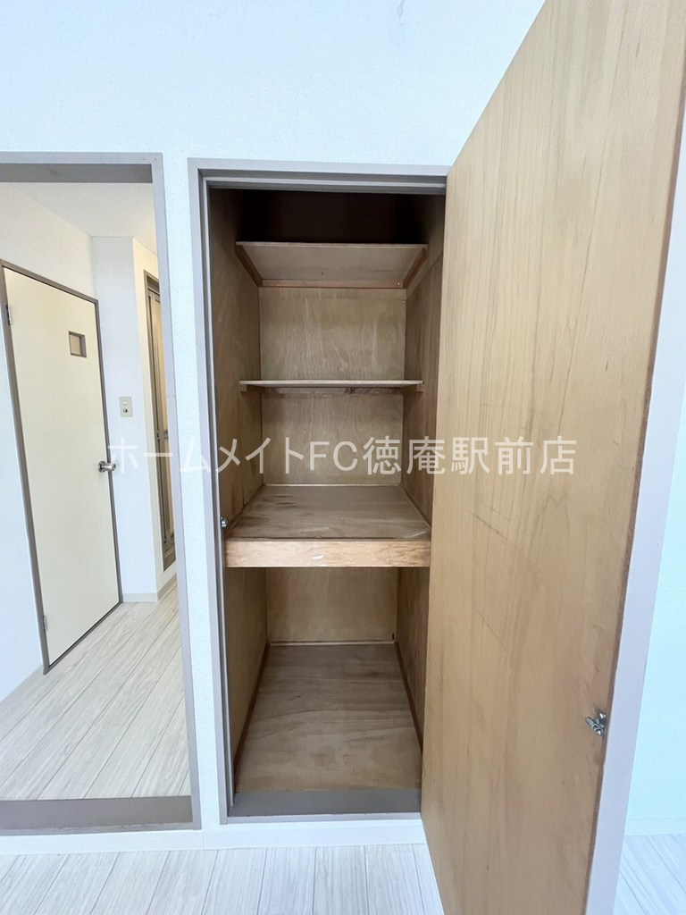 大阪市鶴見区鶴見４丁目の賃貸マンションの収納