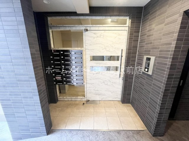 大阪市城東区放出西２丁目の賃貸マンションのエントランス